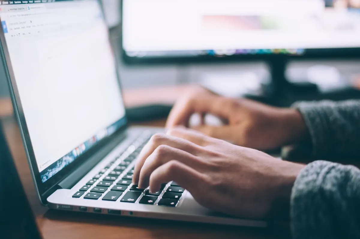 Developer aan het werk op laptop