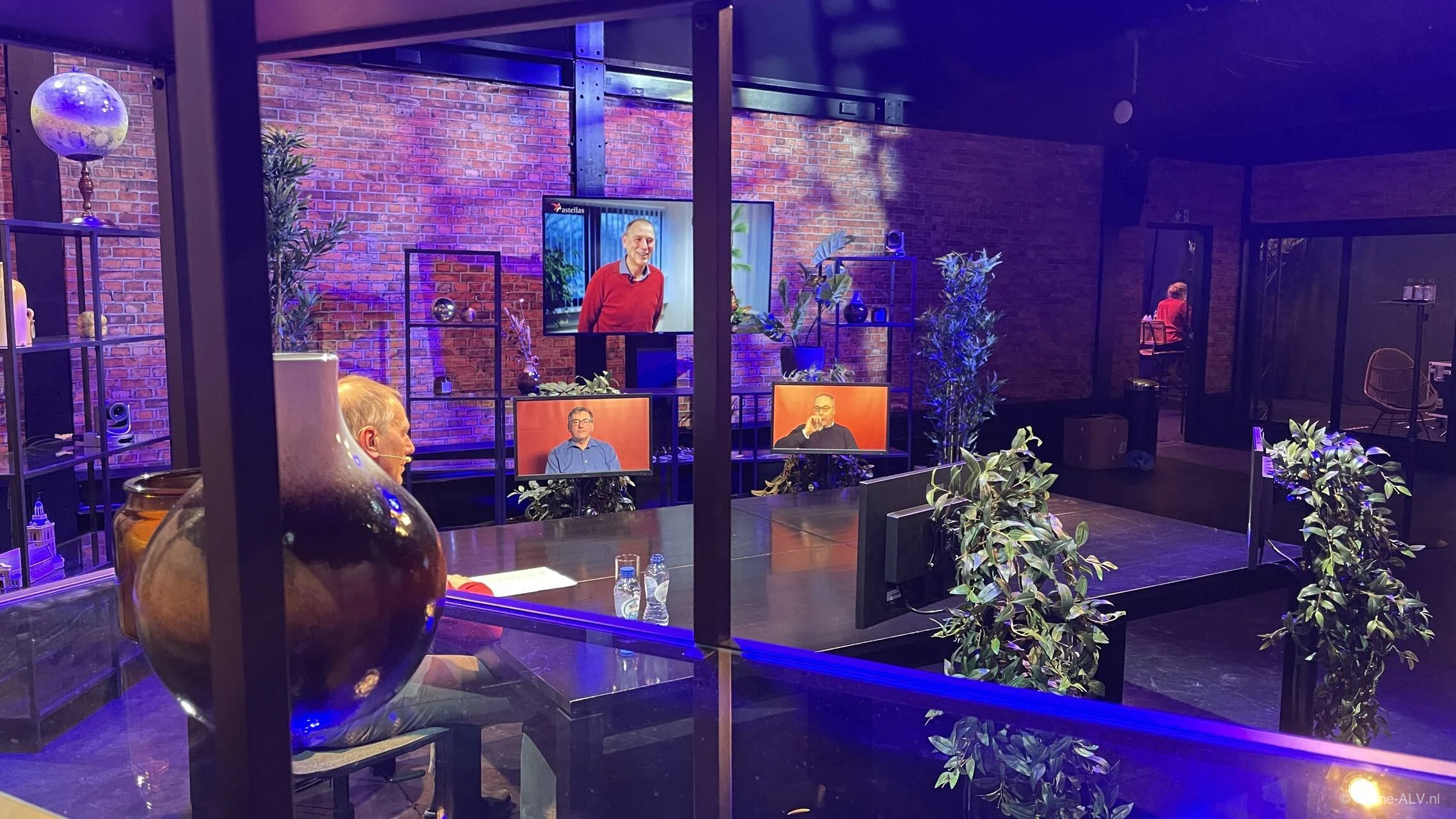 Hybride ALV-opstelling in de studio met voorzitter en online deelnemers