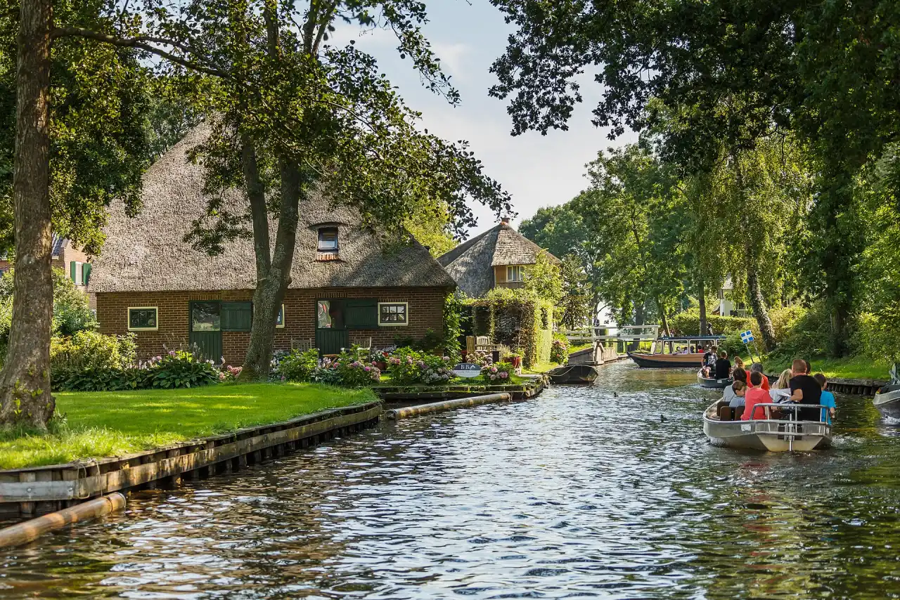 Huizen aan het water in Giethoorn