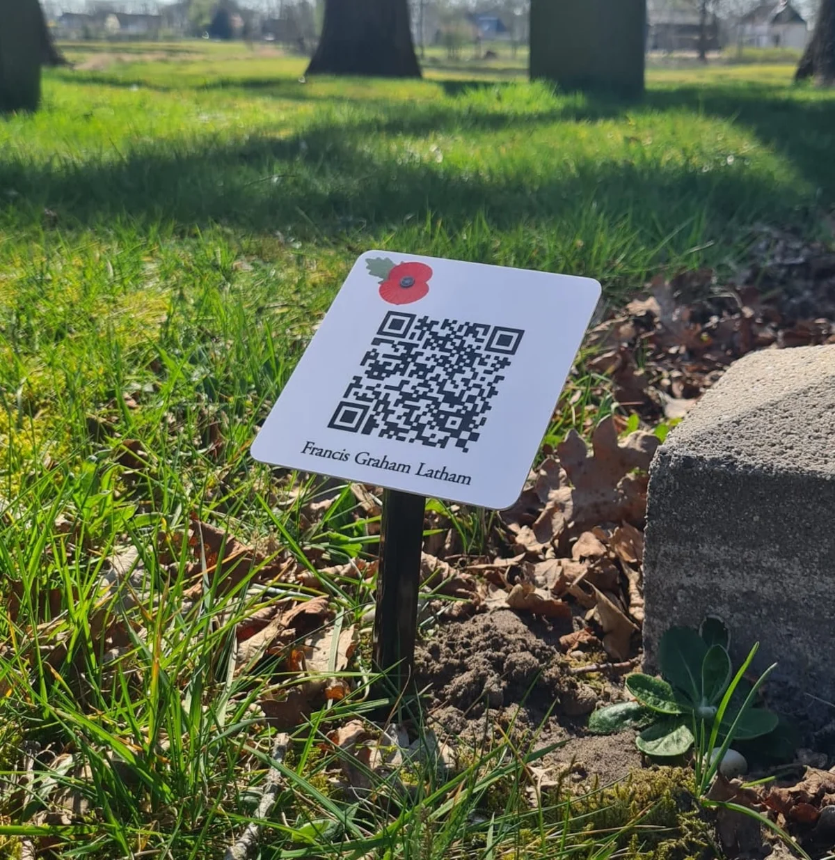 QR-bordje op oorlogsgraf van Francis Graham Latham