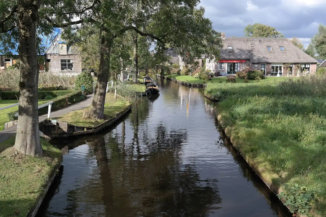 Gracht met boten in Giethoorn
