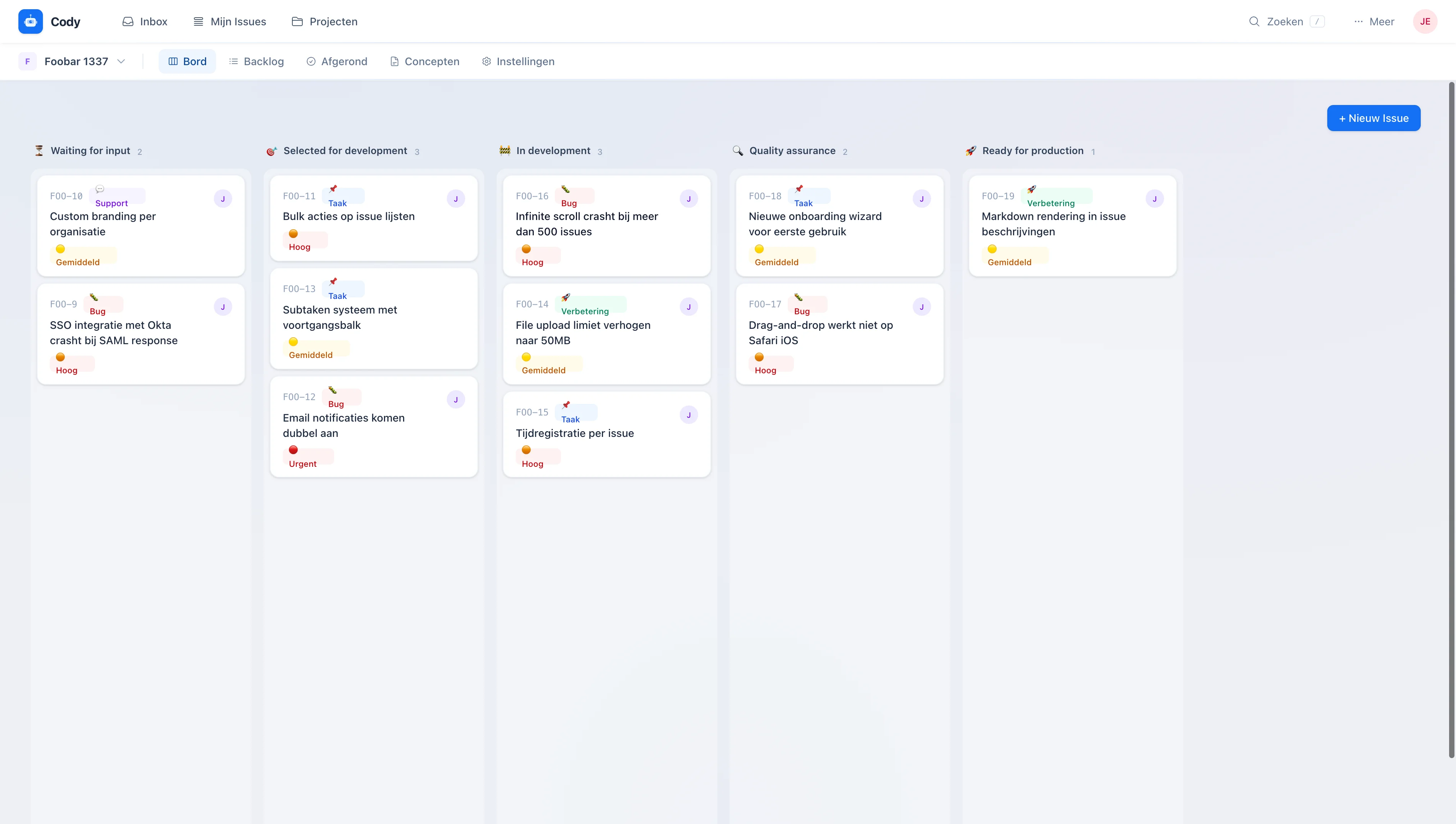 Cody issue detail met tijdlijn, interne notities en klantberichten