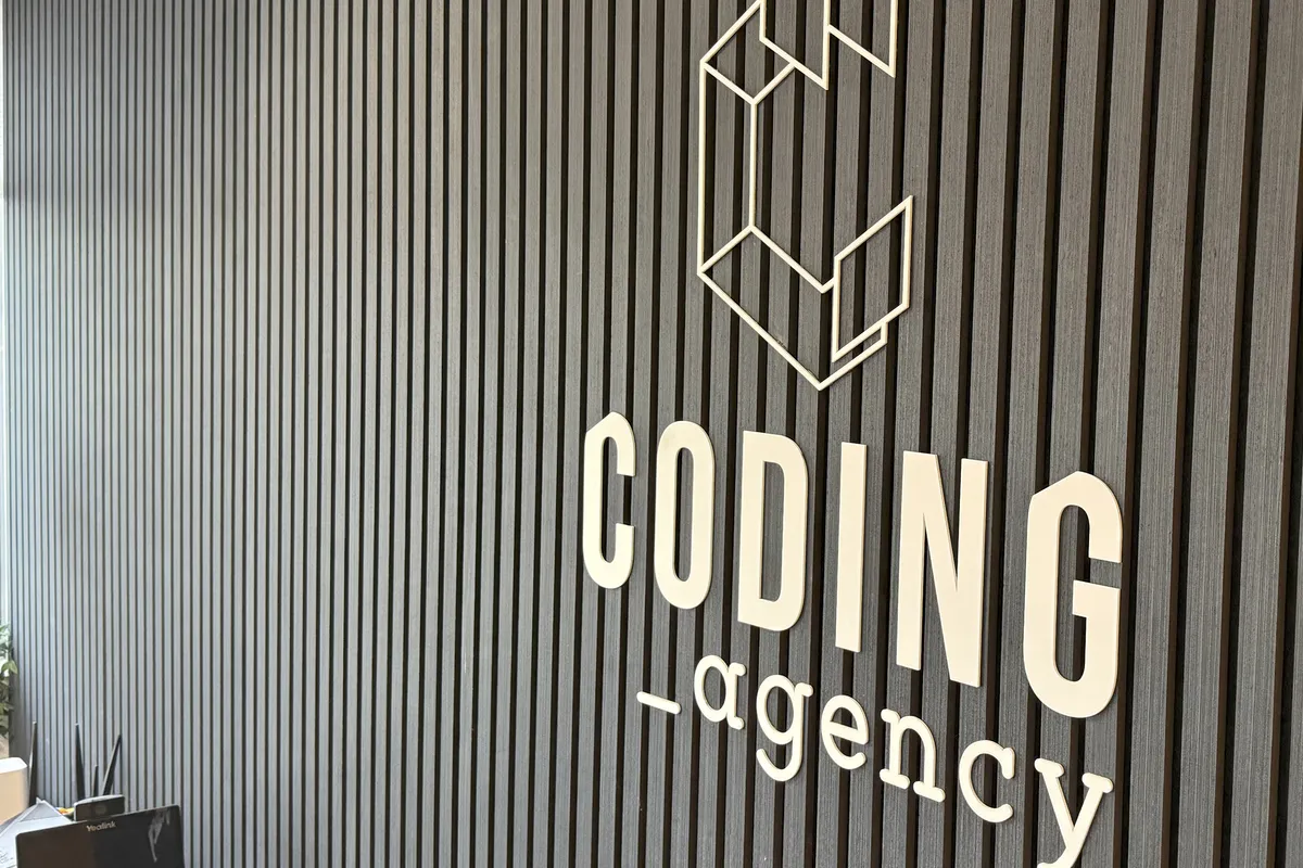 Moderne werkplek met computerschermen en bureau